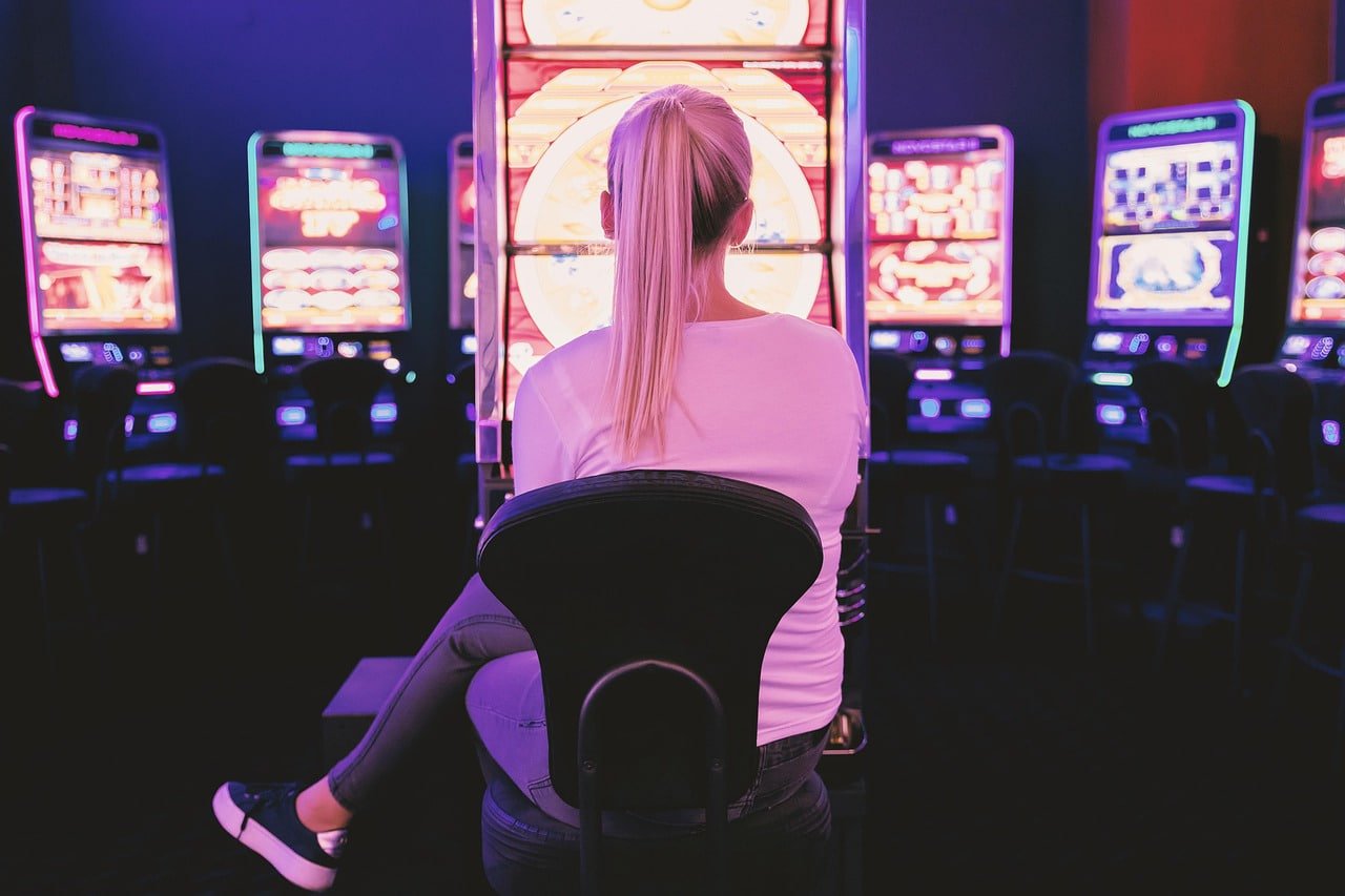 Slot online satu tangan dengan efek grafis modern pada slotmetro